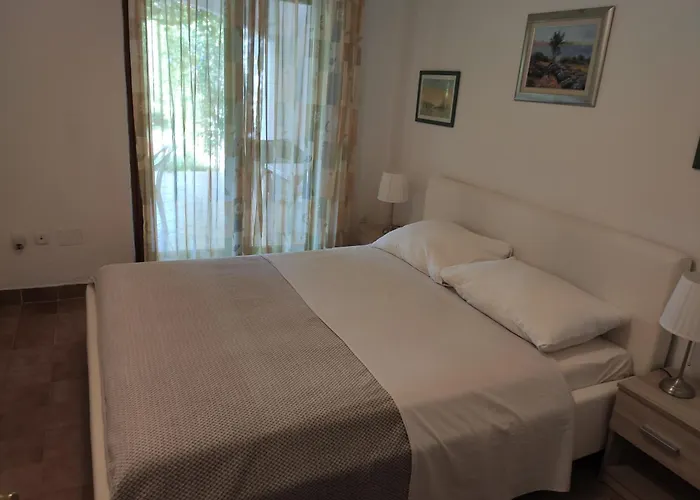 Apartments Tessa 77